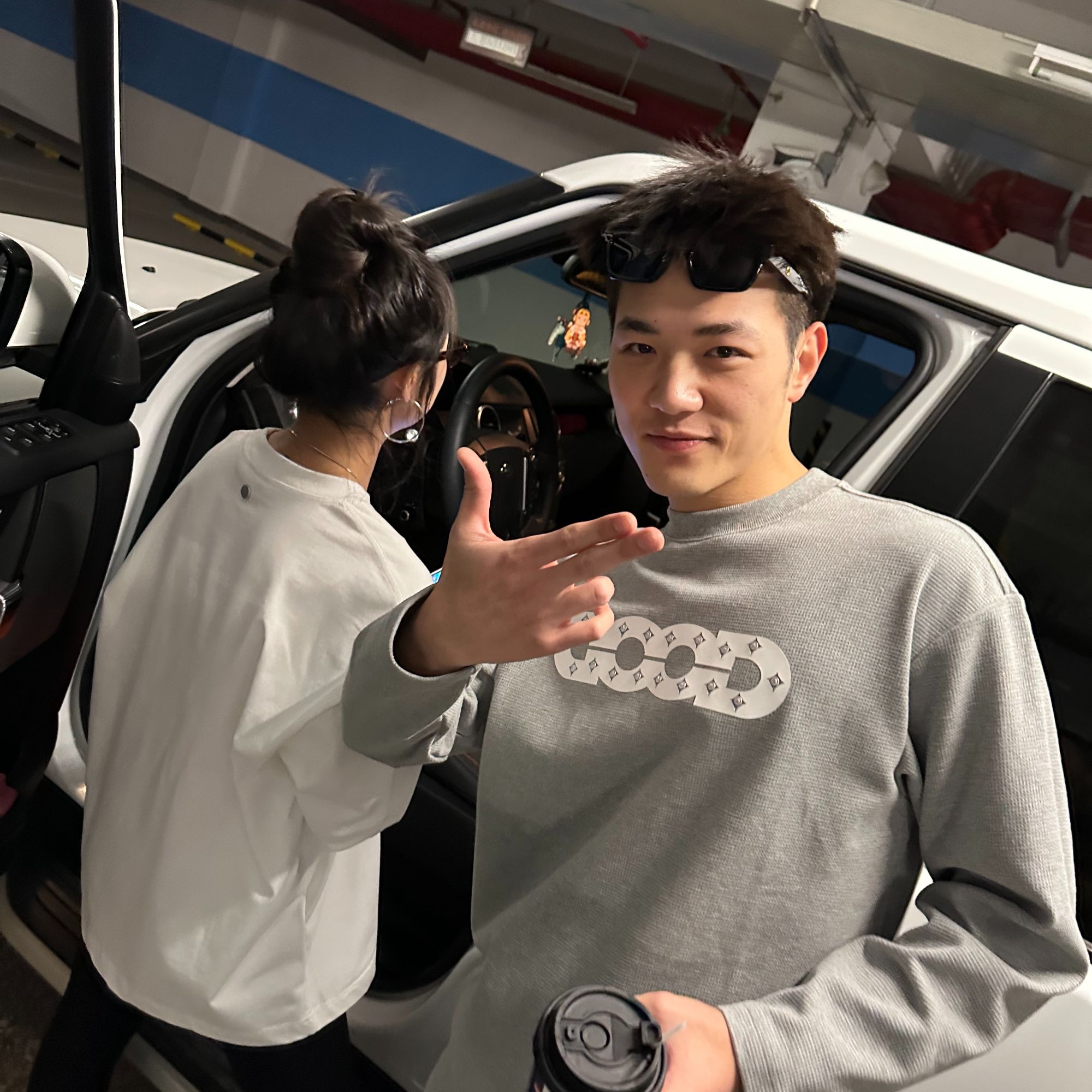 c&H(GD经典长袖t恤) 圆领宽松纯字母印花打底长袖