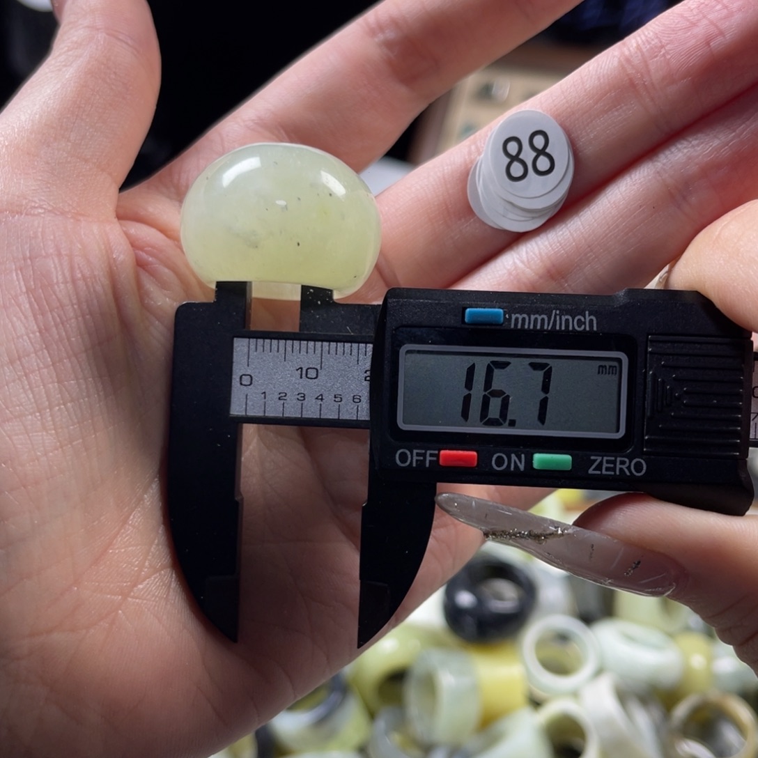 蛇纹石玉未镶嵌戒指