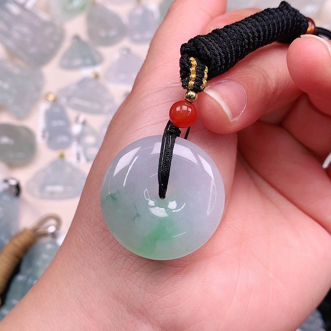 翡翠颈饰未镶嵌飘阳绿扣