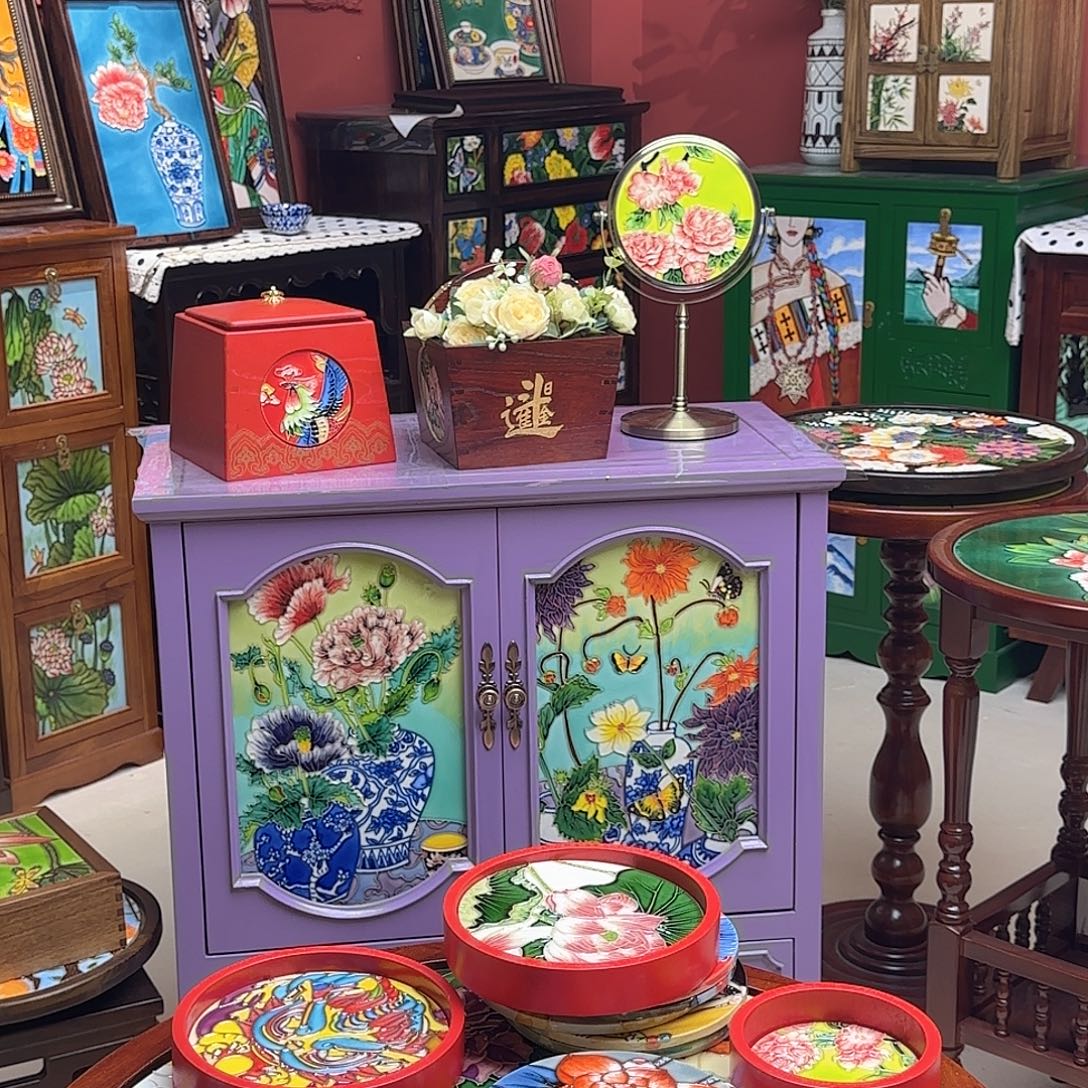 暖***羊瓷片圆红盘水墨荷花蓝牡丹