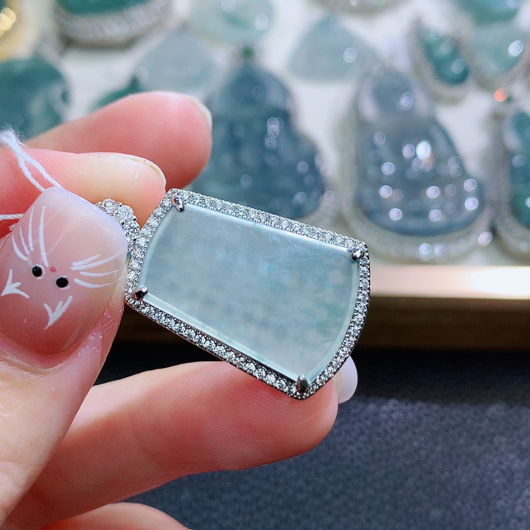 翡翠颈饰未镶嵌翡翠