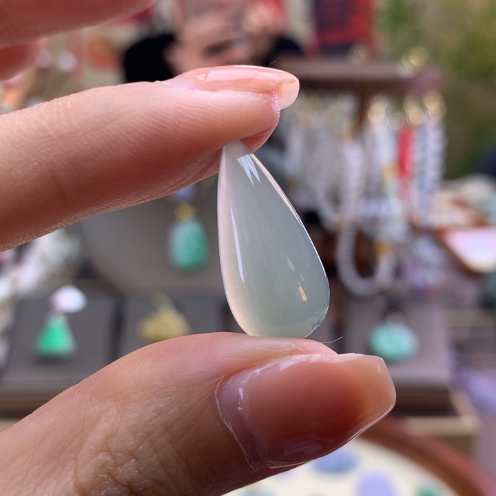 翡翠颈饰未镶嵌水滴