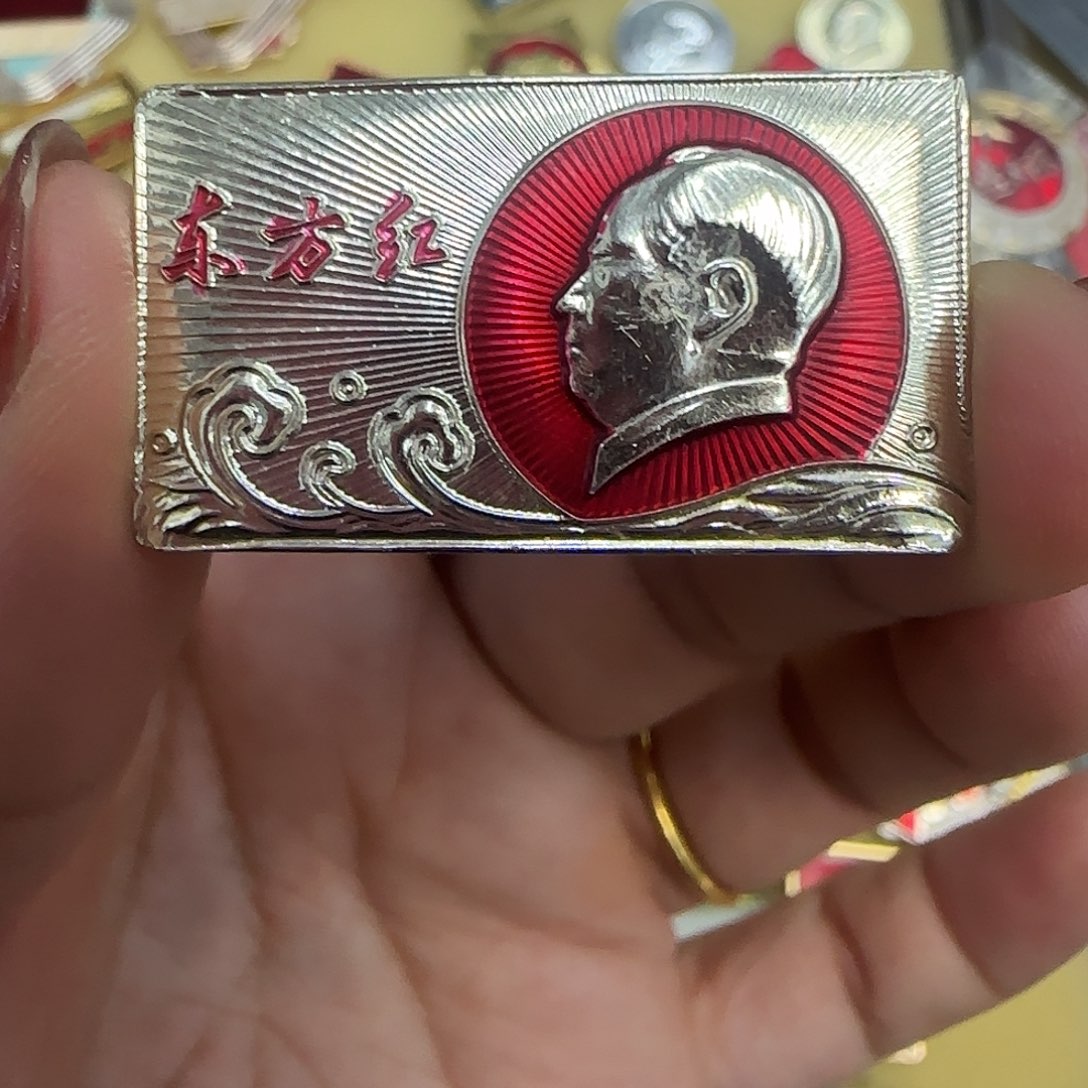 鲁***歌其他普通金属纪念像章如图包老888886