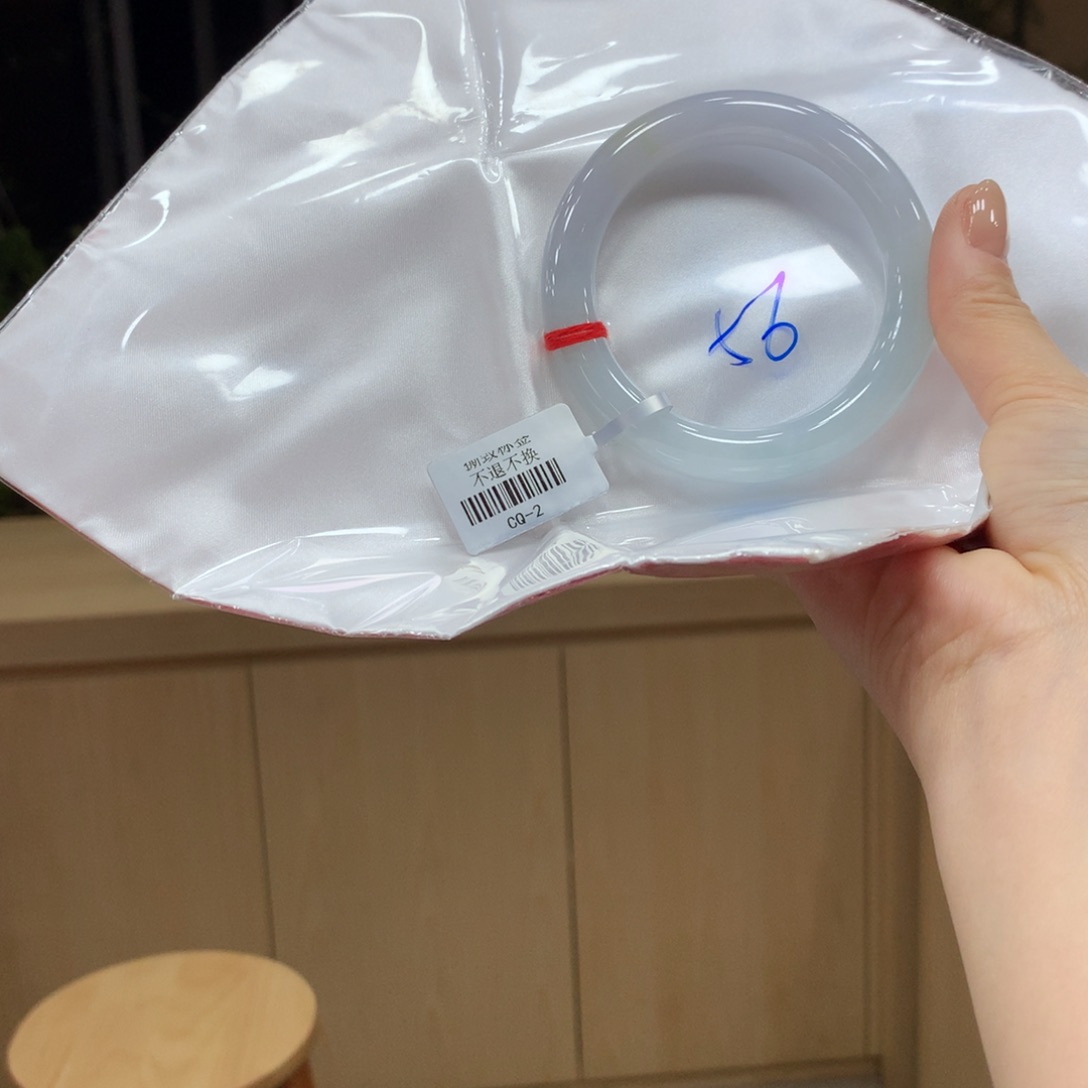 翡翠手镯未镶嵌不退不换