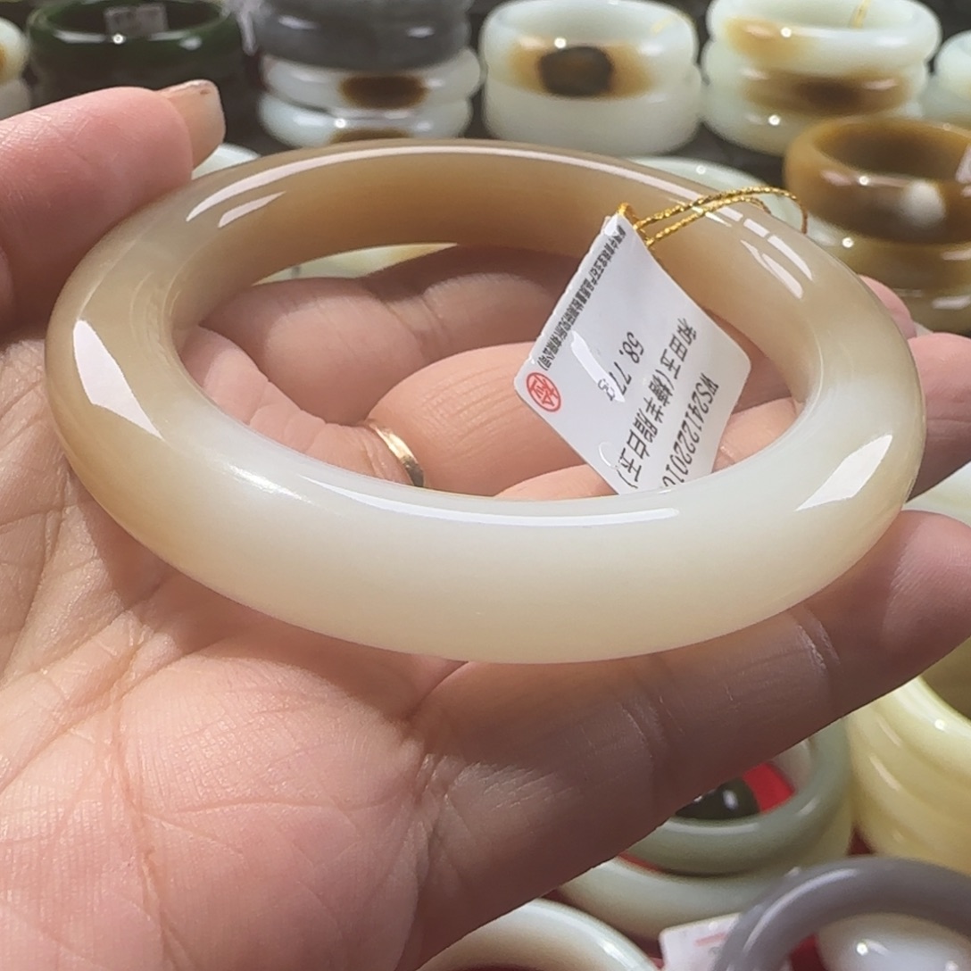 和田玉手镯未镶嵌