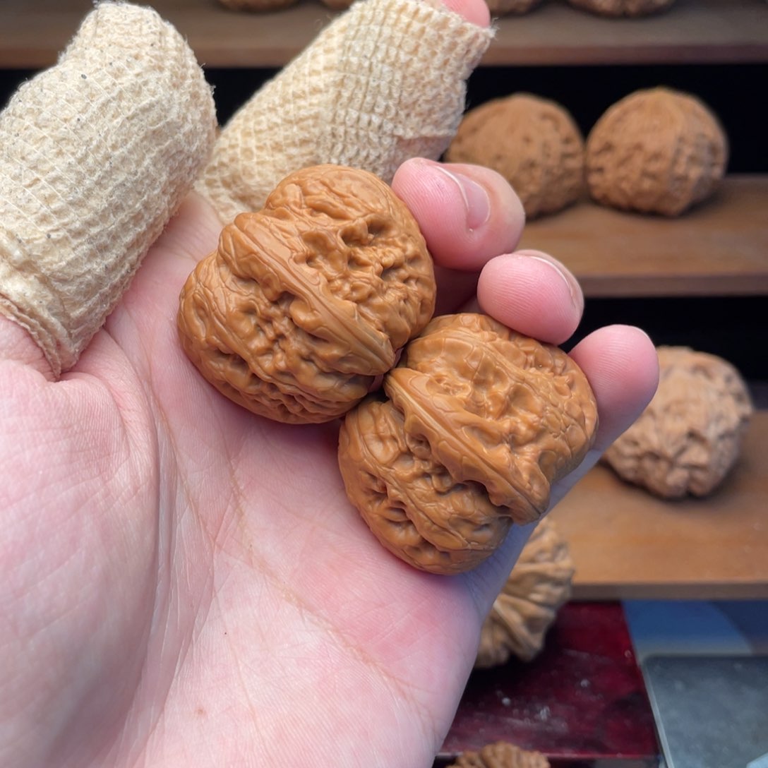 文玩核桃把件39山地红皮平谷元宝