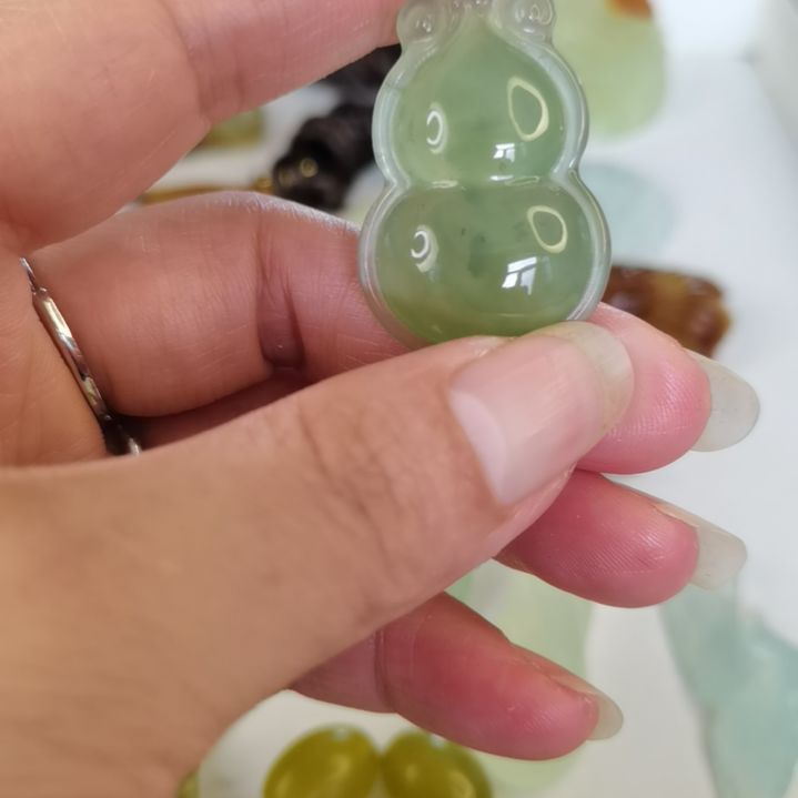 蛇纹石玉未镶嵌吊坠