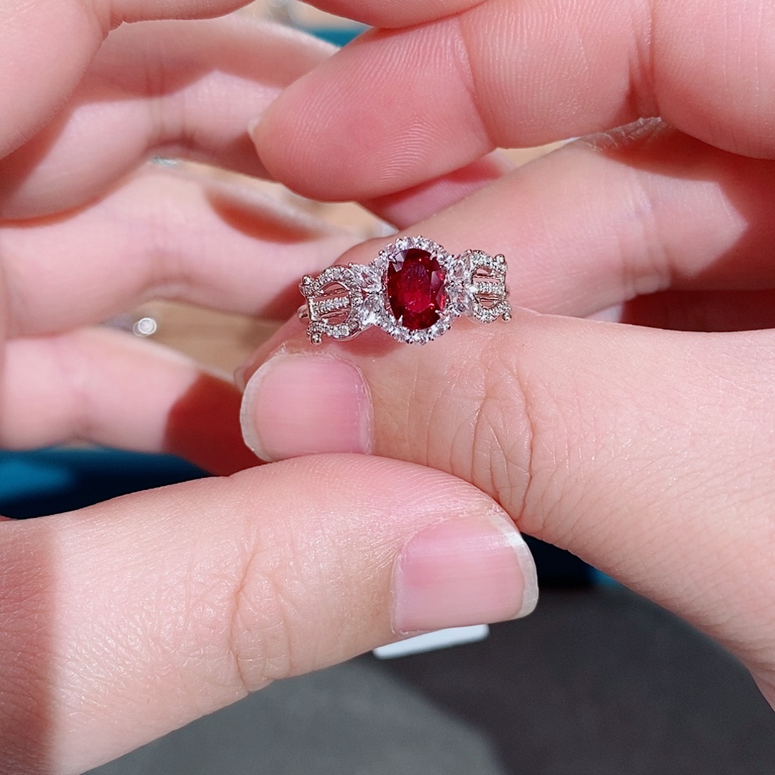 红宝石戒指18K金镶嵌无烧鸽血红1.29克拉