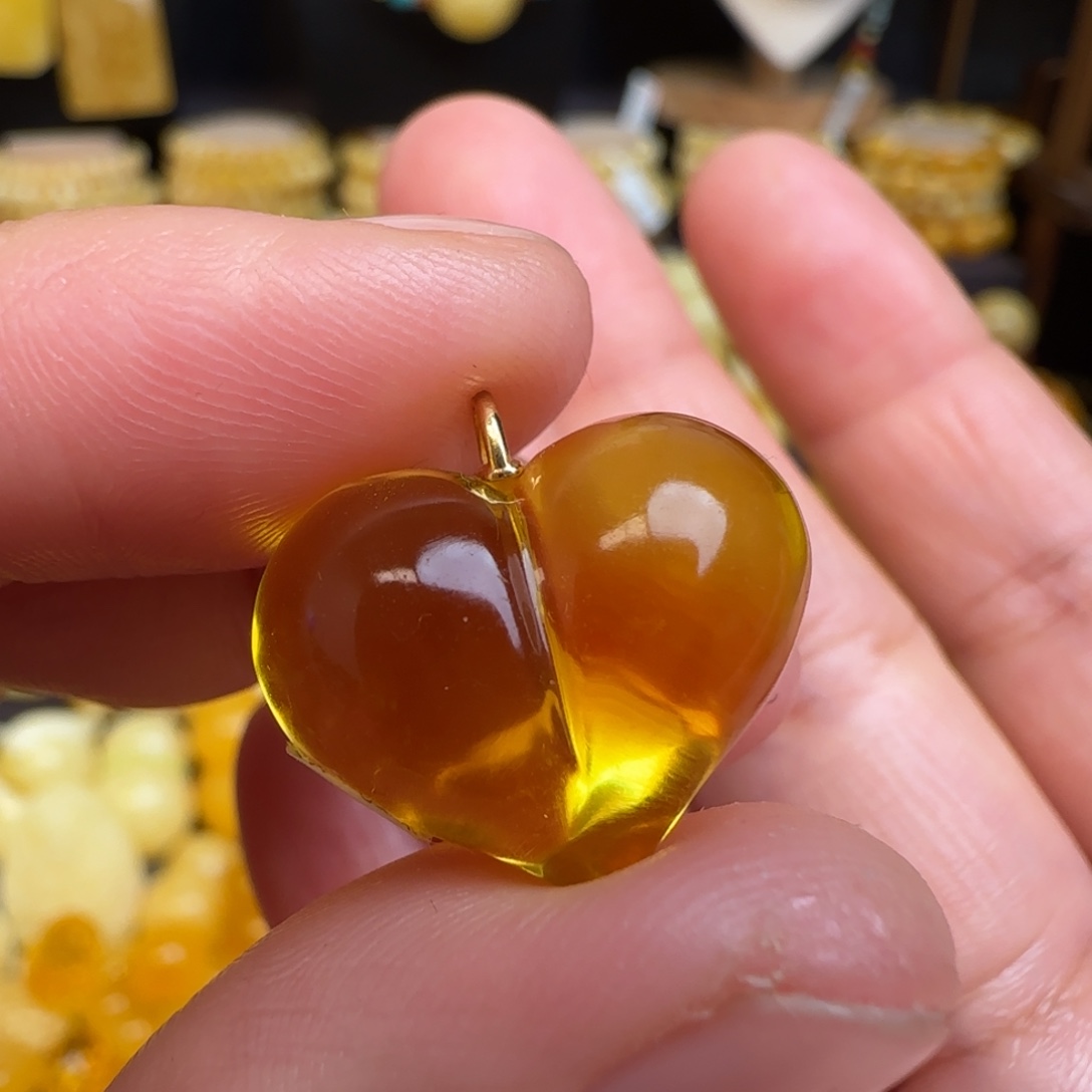 琥珀18K金镶嵌吊坠(不含链)天然俄料金珀屁桃爱心吊坠