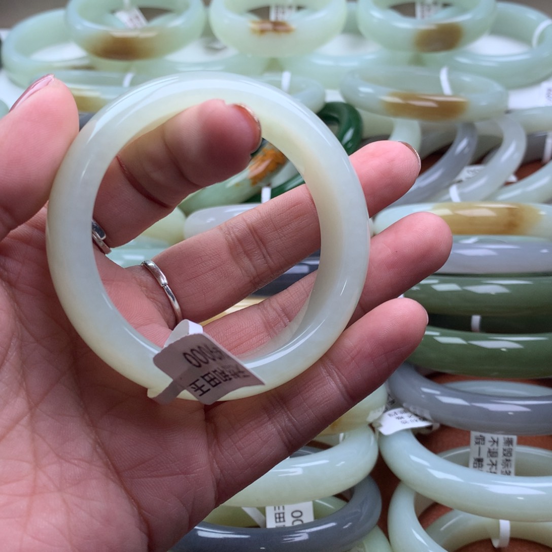 和田玉手镯未镶嵌?*张