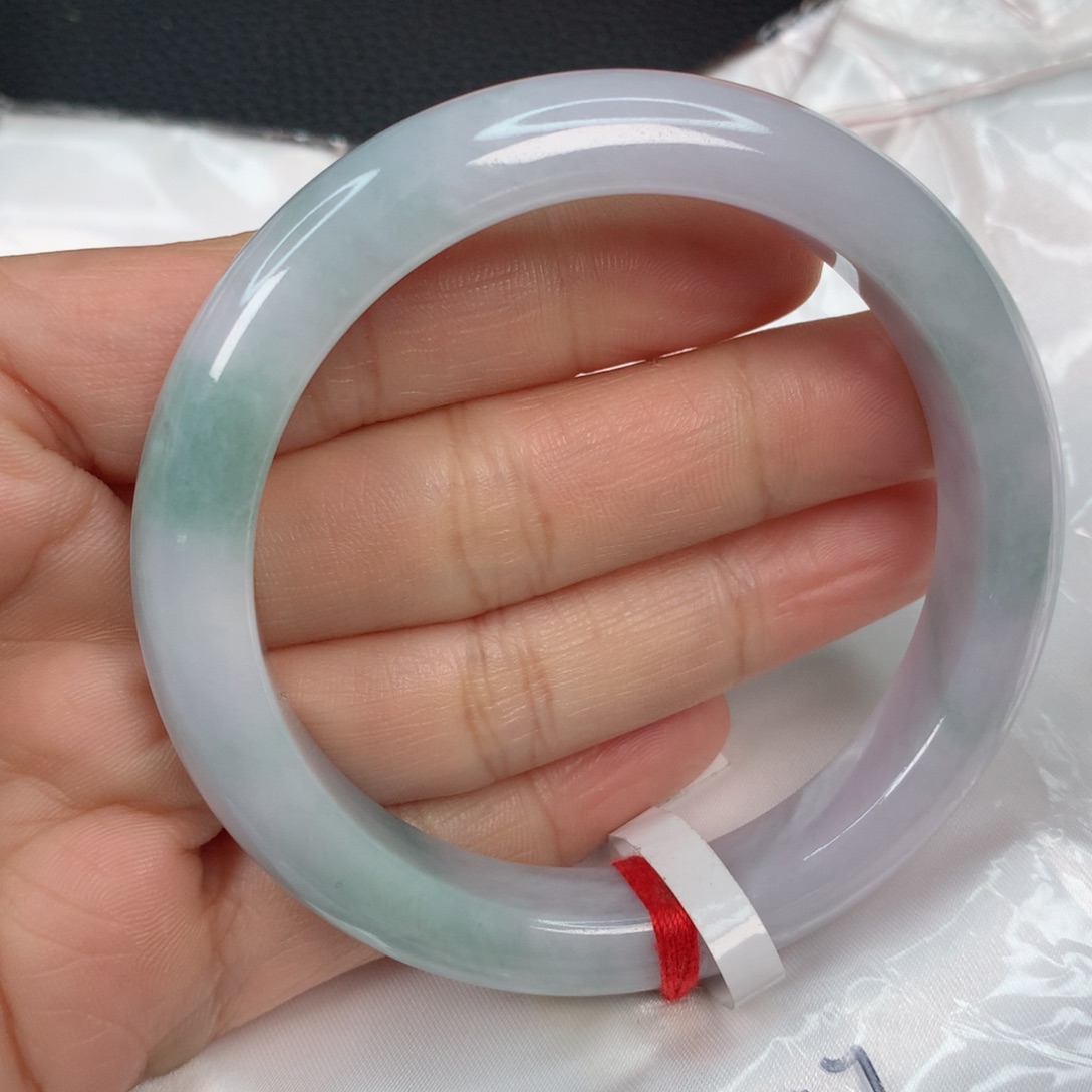 翡翠手镯未镶嵌…………