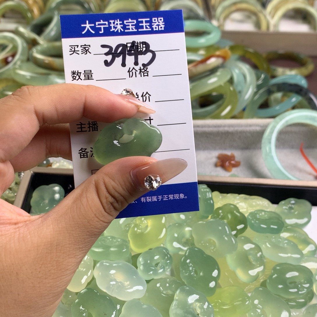 破***饼未镶嵌蛇纹石玉颈饰3943