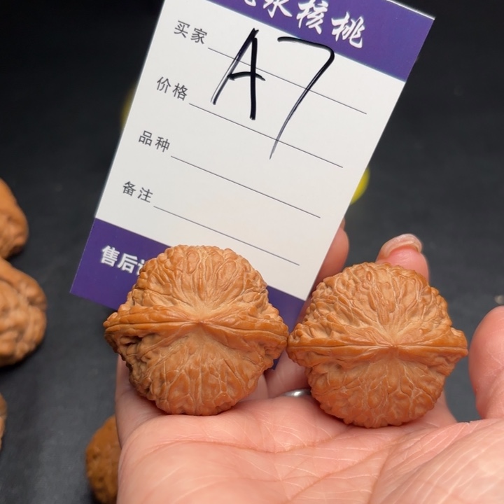 雅***语吊坠桃核40平底锅狮子头