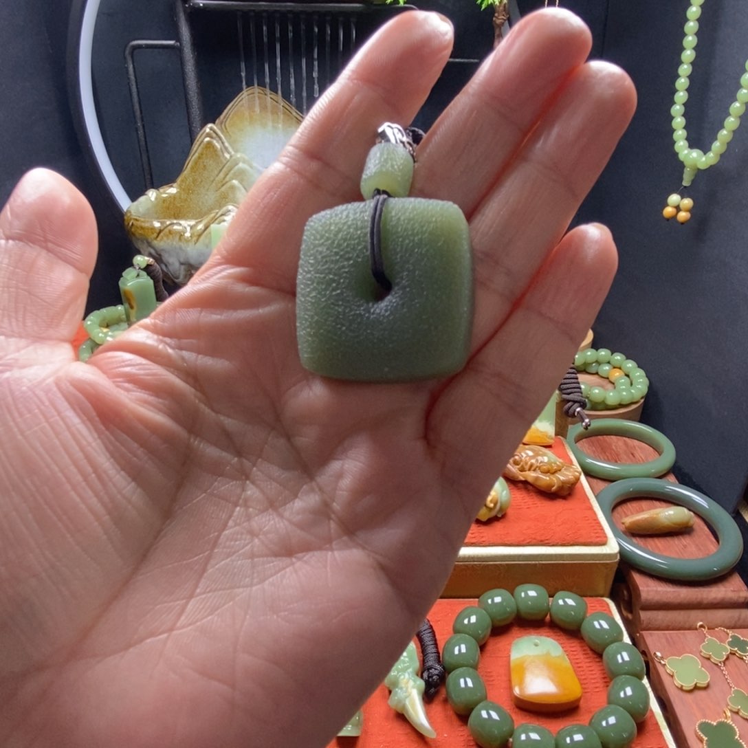 岫岩老玉（透闪石质玉）吊坠未镶嵌