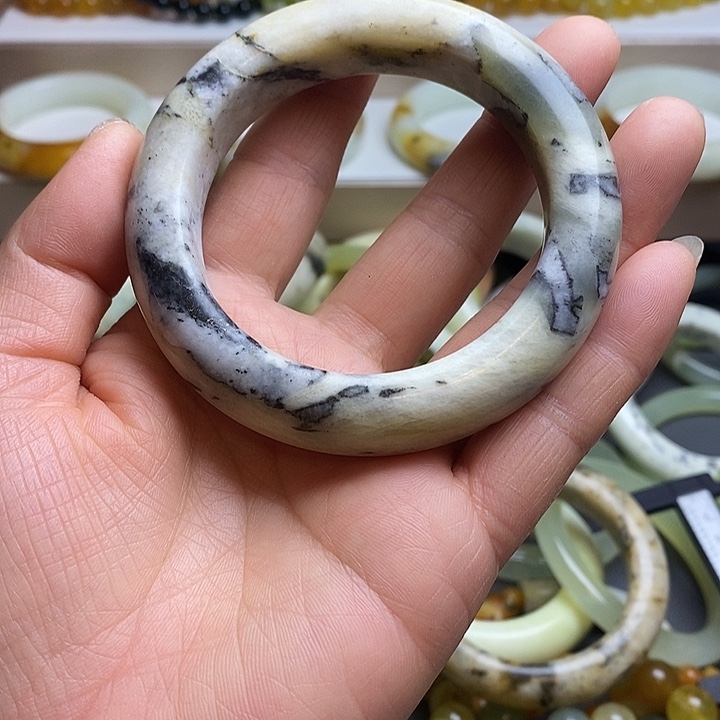 蛇纹石玉未镶嵌手镯
