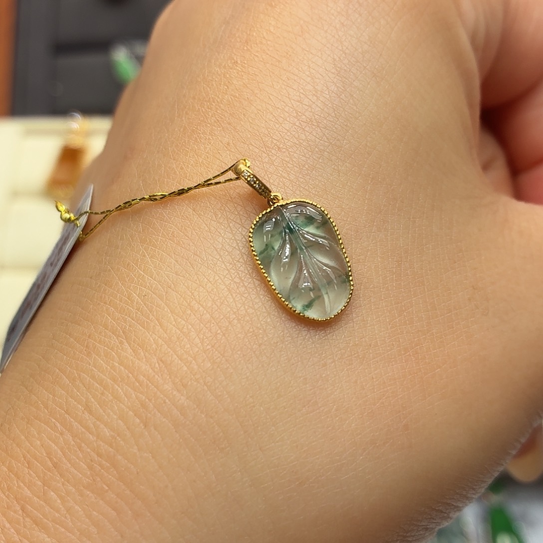 翡翠18K金镶嵌颈饰