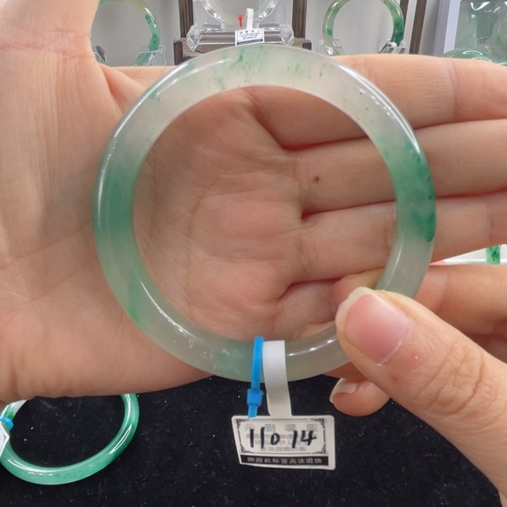 未镶嵌手镯石英质玉（非洲翠）越**好