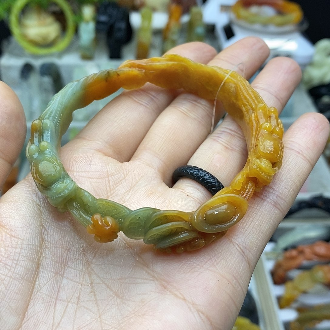 三***月蛇纹石玉未镶嵌手镯