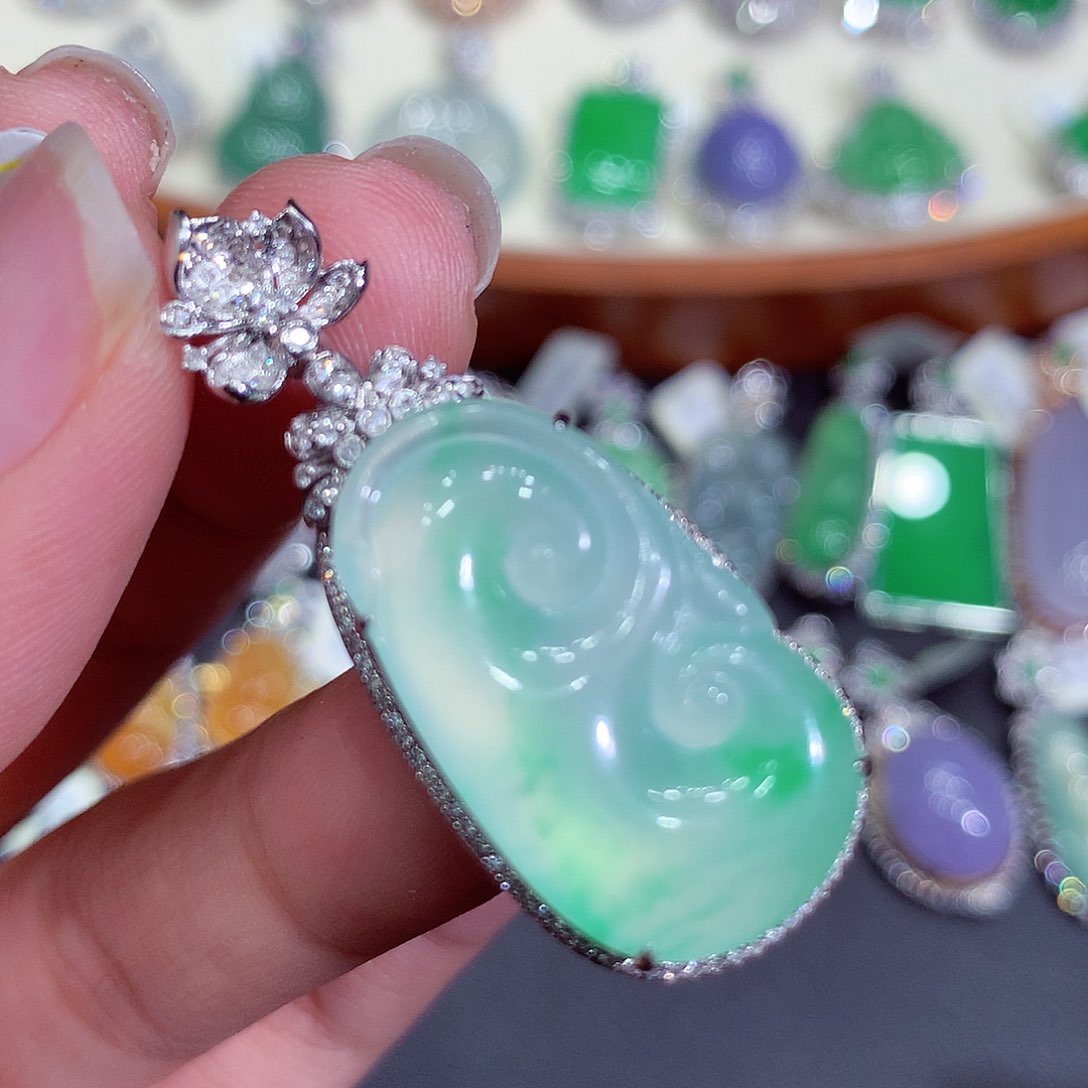 翡翠吊坠(不含链)18K金镶嵌