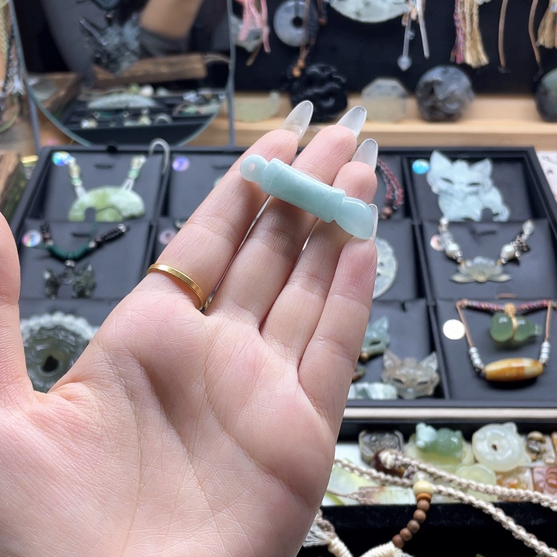 蛇纹石玉未镶嵌颈饰