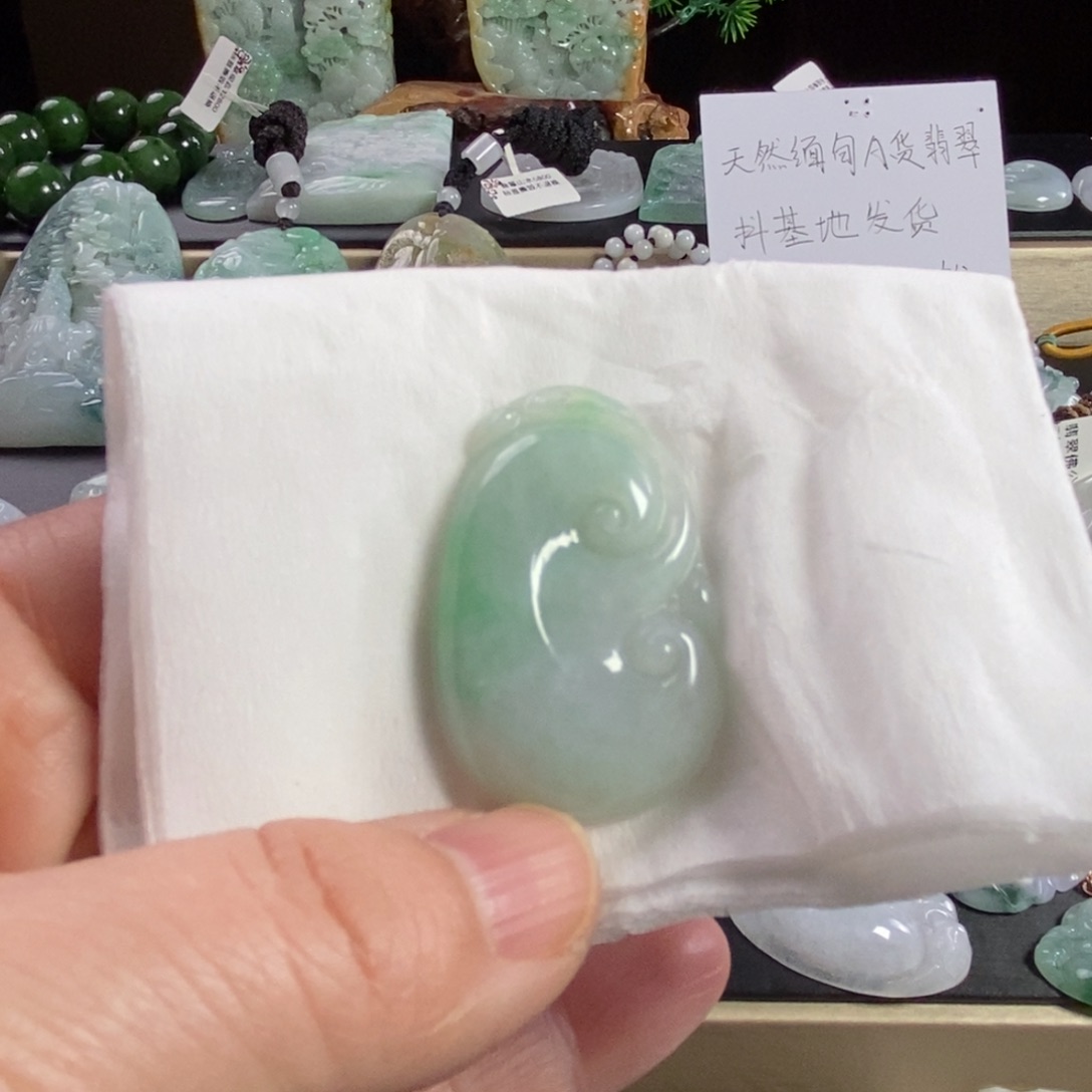 翡翠颈饰未镶嵌如意