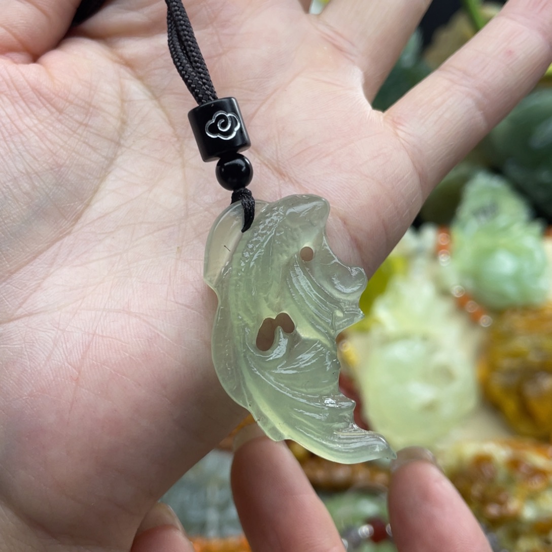 蛇纹石玉未镶嵌颈饰