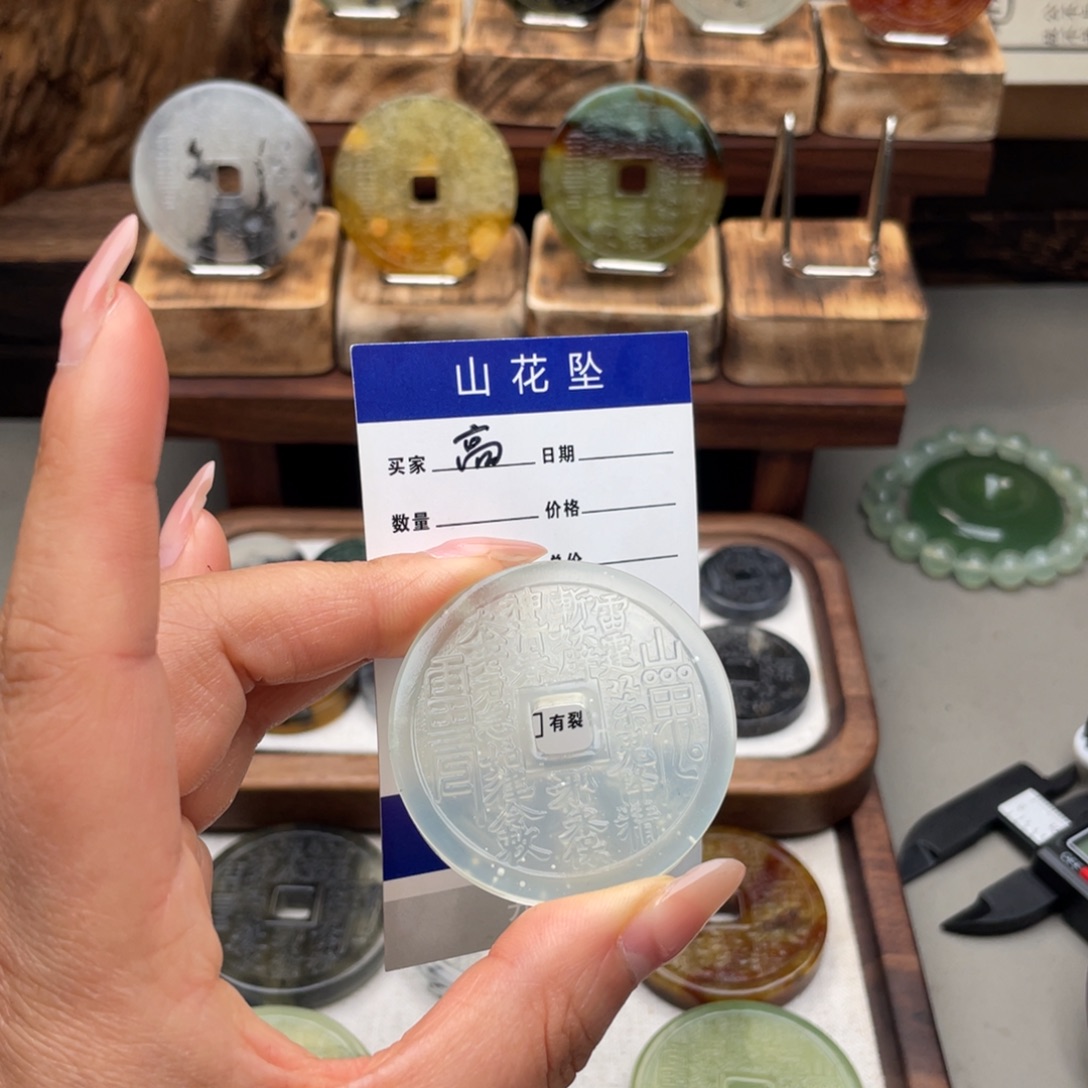 高***镜蛇纹石玉未镶嵌颈饰