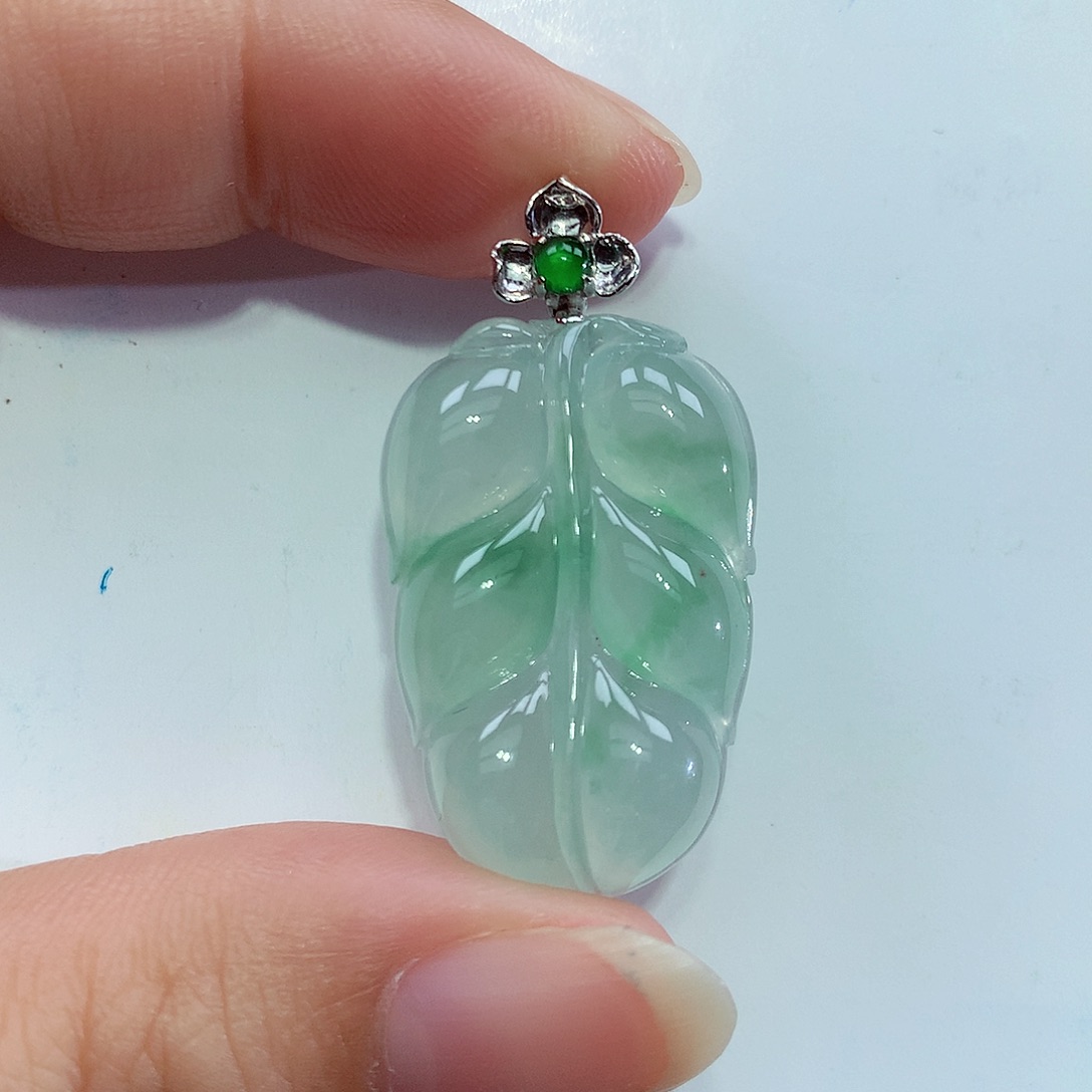 翡翠18K金镶嵌颈饰叶子