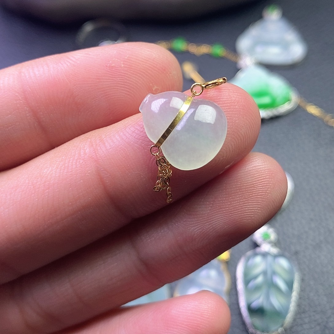 颈饰18K金镶嵌翡翠