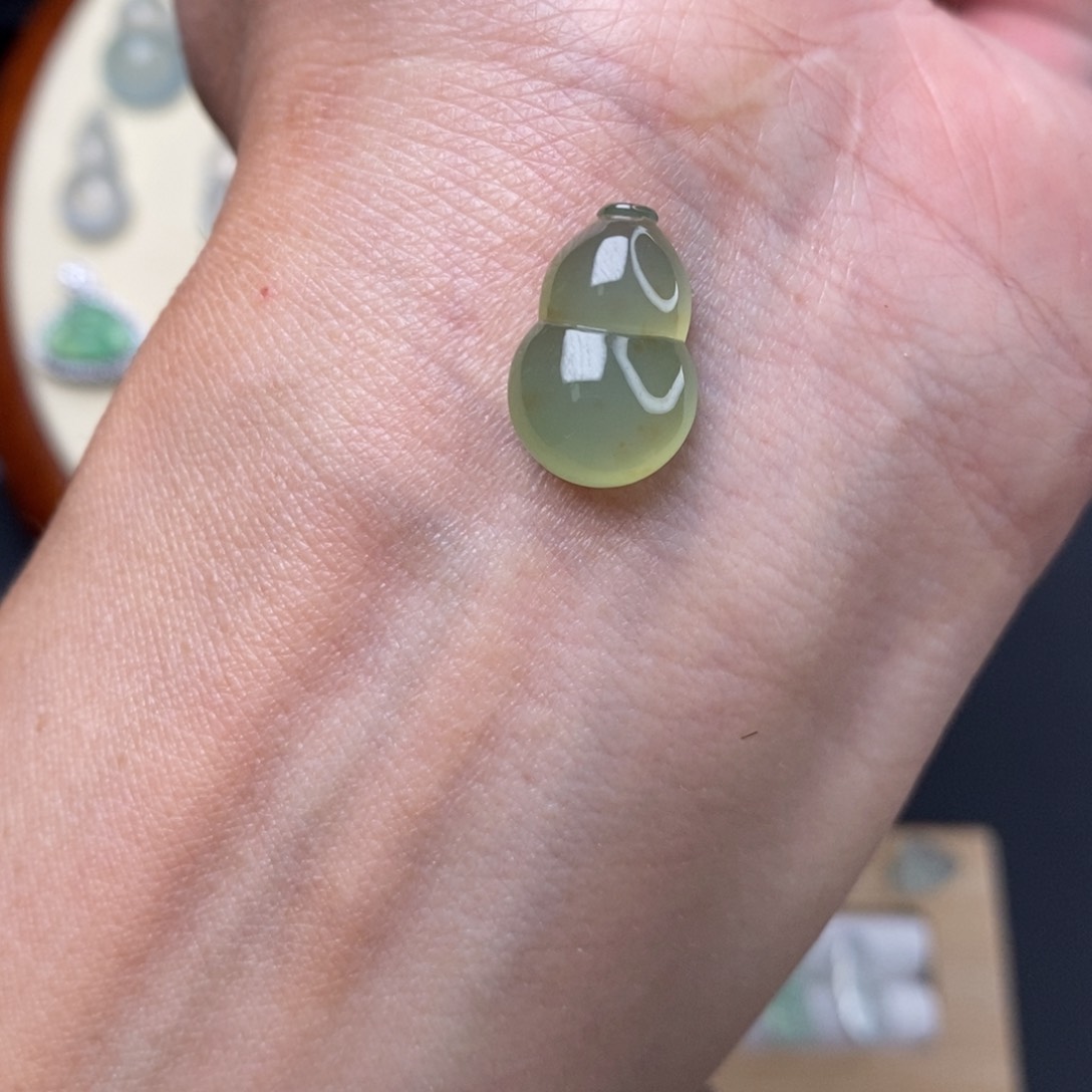 翡翠颈饰未镶嵌黄葫芦