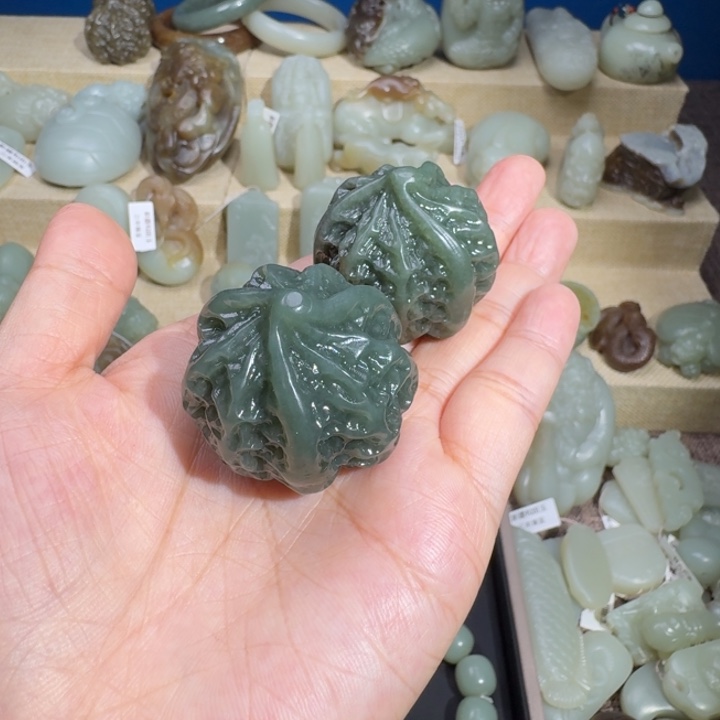 和田玉挂件未镶嵌闲**步