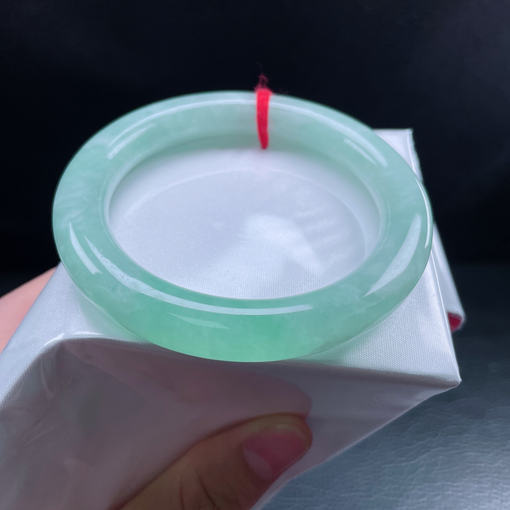 59圈糯化满绿圆条手镯 有纹皮扣