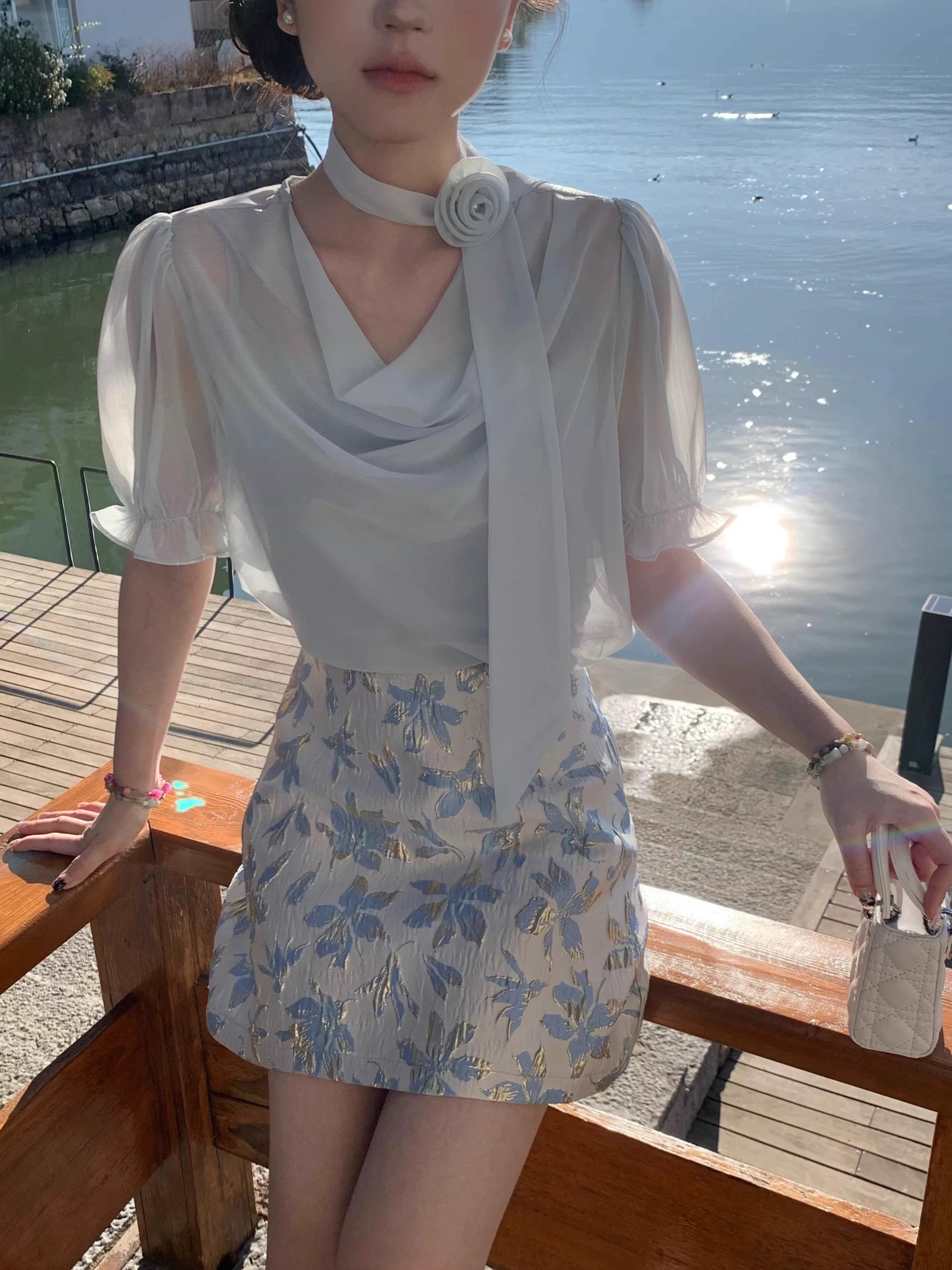 2025夏季新款法式荡领飘带花朵衬衫女夏季闪闪气质短袖上衣