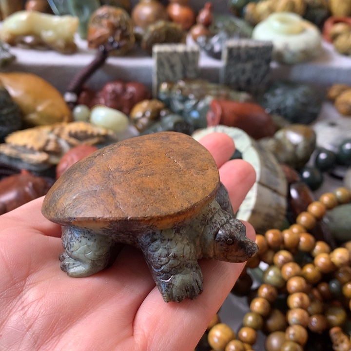 未镶嵌岫岩河磨玉（透闪石质玉）把件