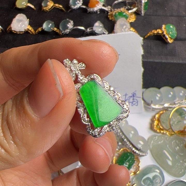 翡翠吊坠(不含链)18K金镶嵌翡翠吊坠项链