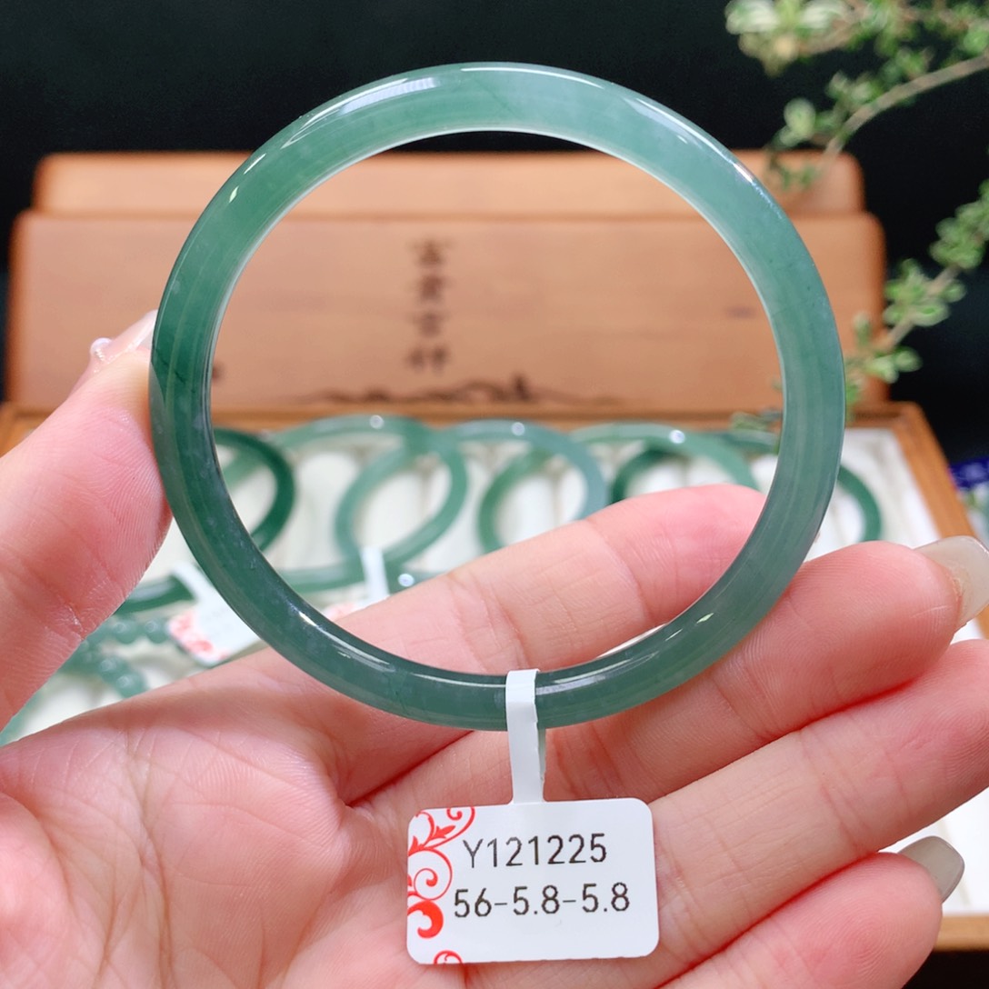 翡翠手镯未镶嵌天然