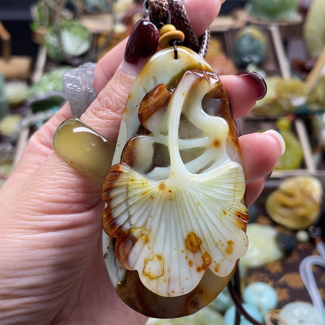 蛇纹石玉颈饰未镶嵌花玉俏色