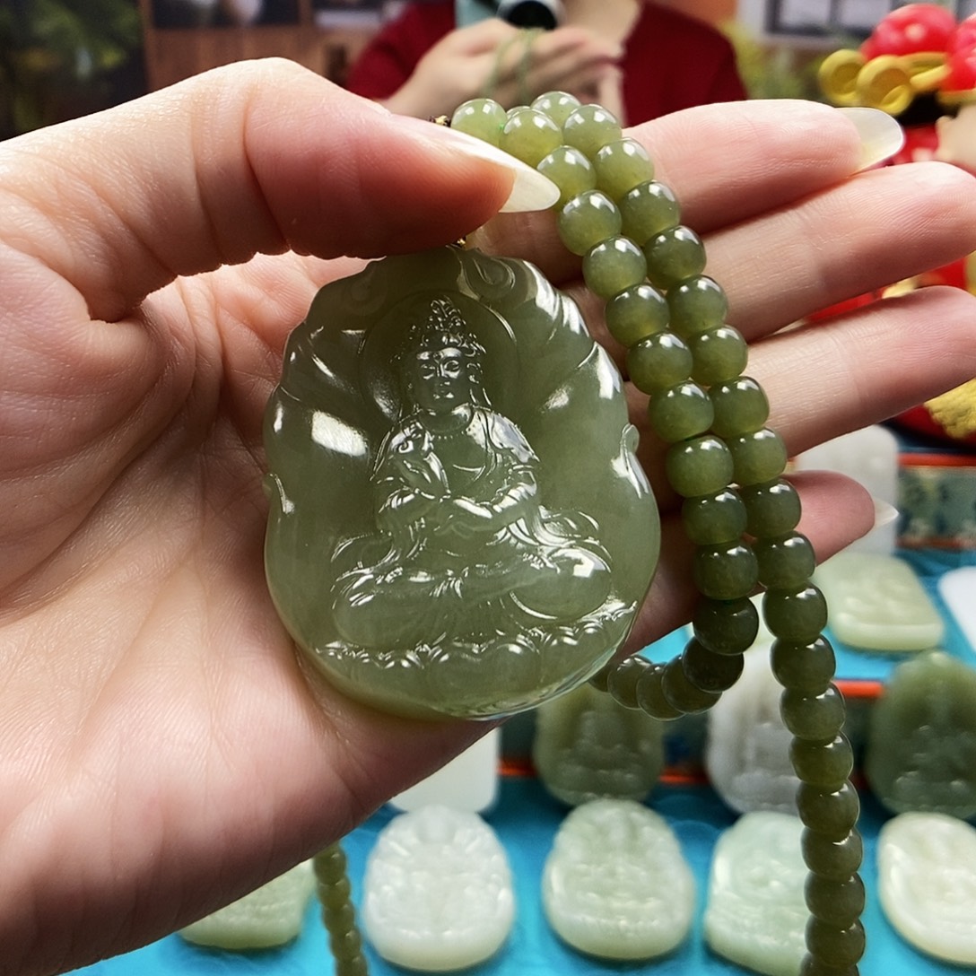 白***依和田玉未镶嵌颈饰