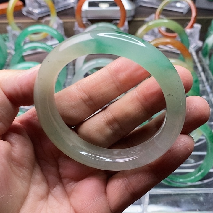 石英质玉手镯未镶嵌