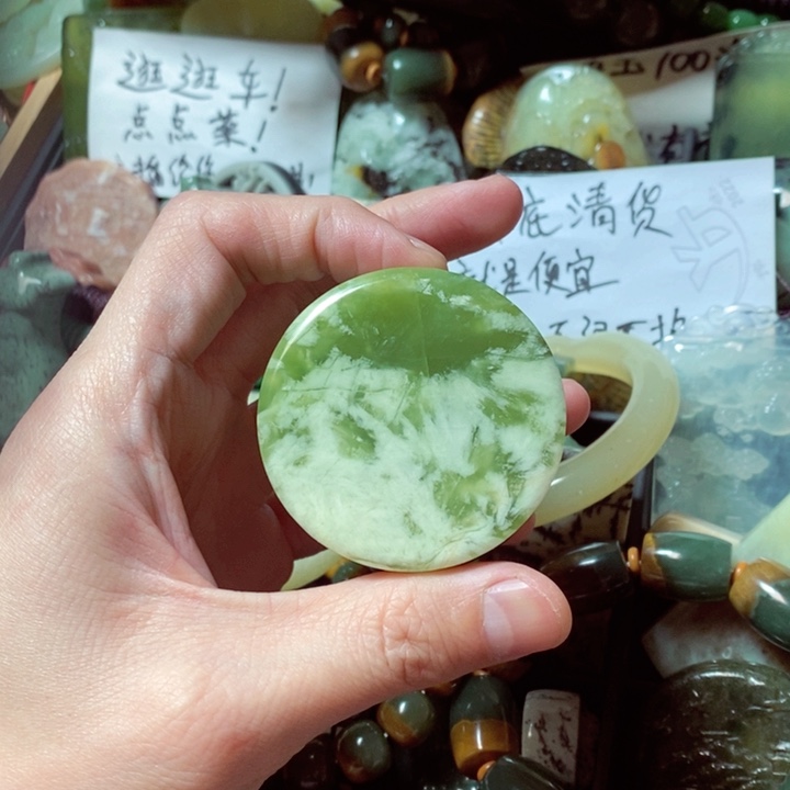 蛇纹石玉颈饰未镶嵌