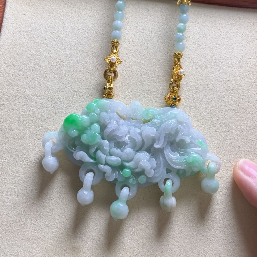 翡翠颈饰未镶嵌凤凰牡丹