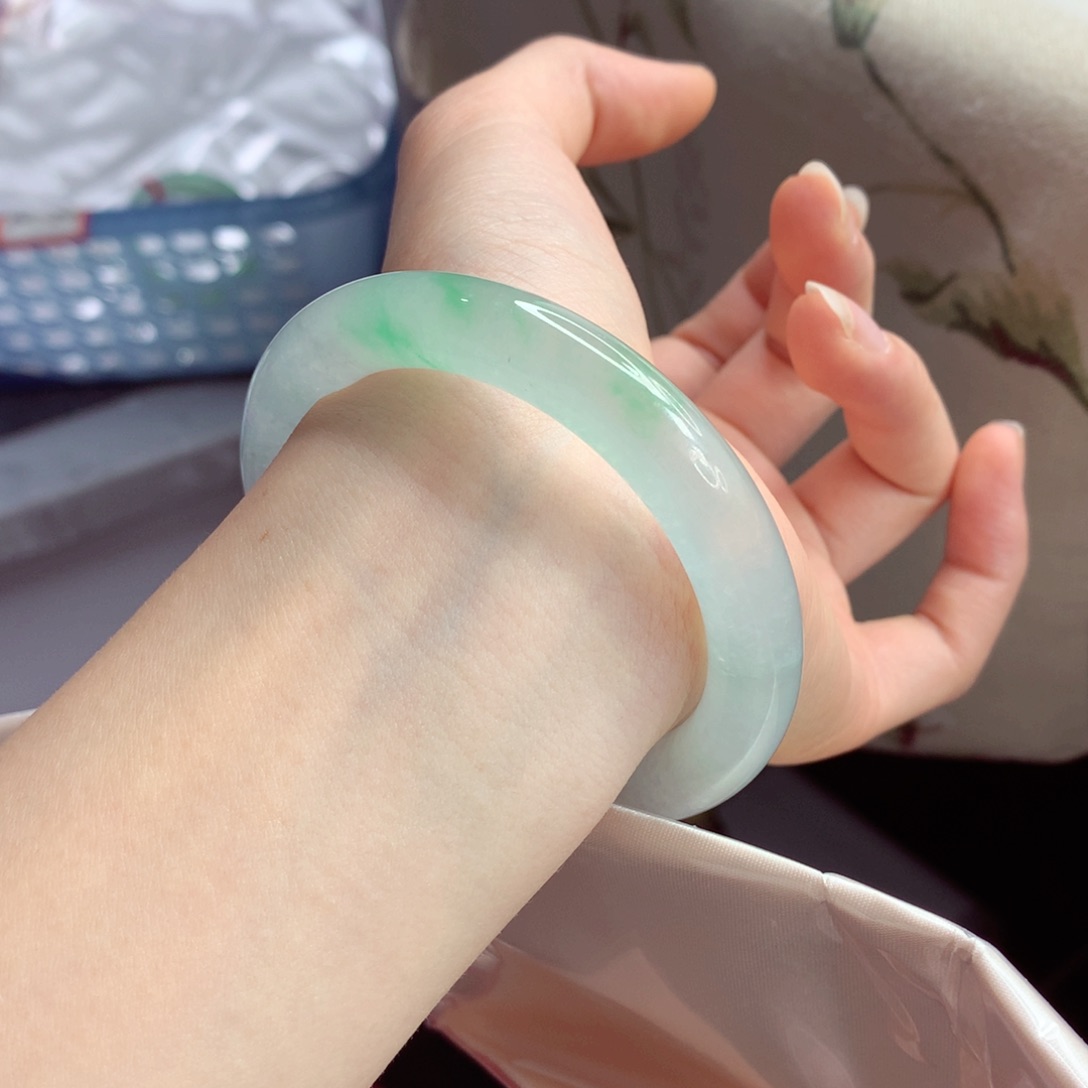 翡翠手镯（圆镯）未镶嵌 木那雪花，毕业