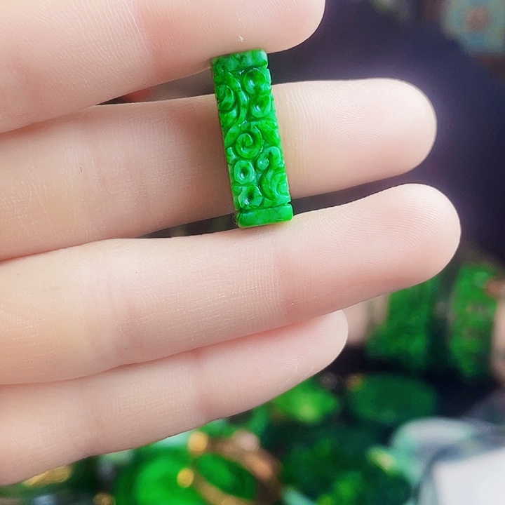 翡翠未镶嵌颈饰多样性