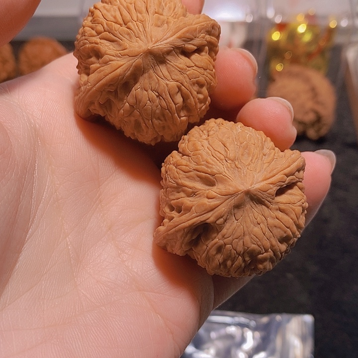 文玩核桃吊坠绣球