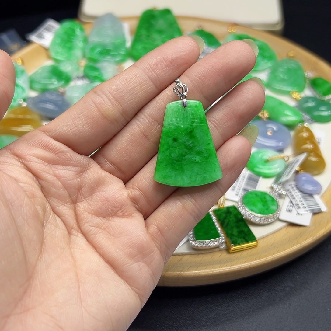 翡翠颈饰18K金镶嵌天然缅料A货一件