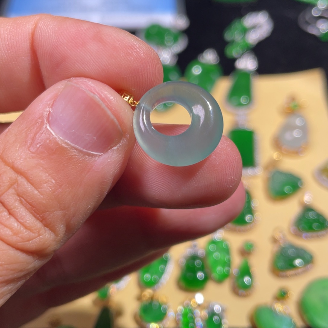 翡翠18K金镶嵌颈饰翡翠