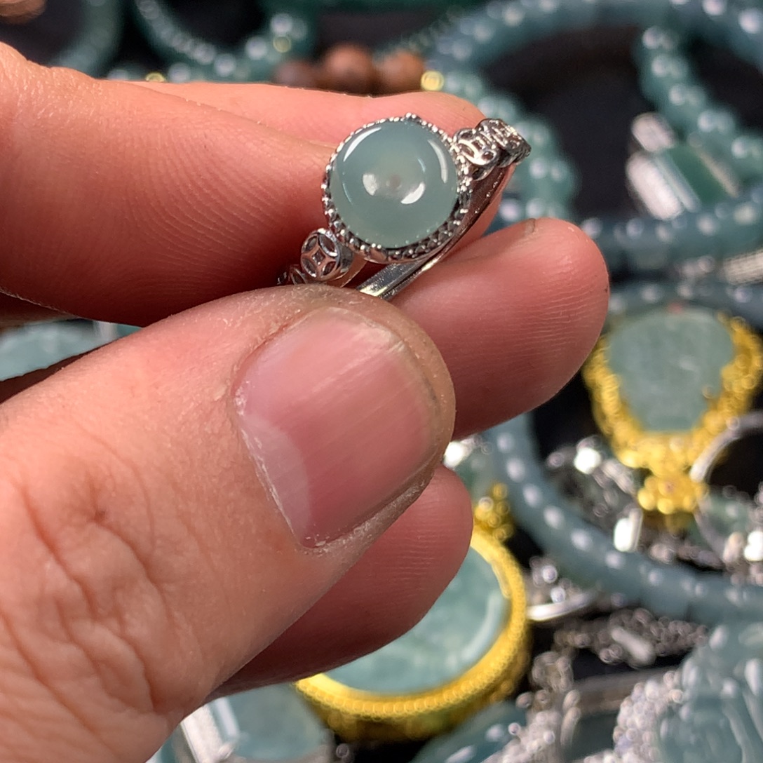 翡翠未镶嵌颈饰戒指