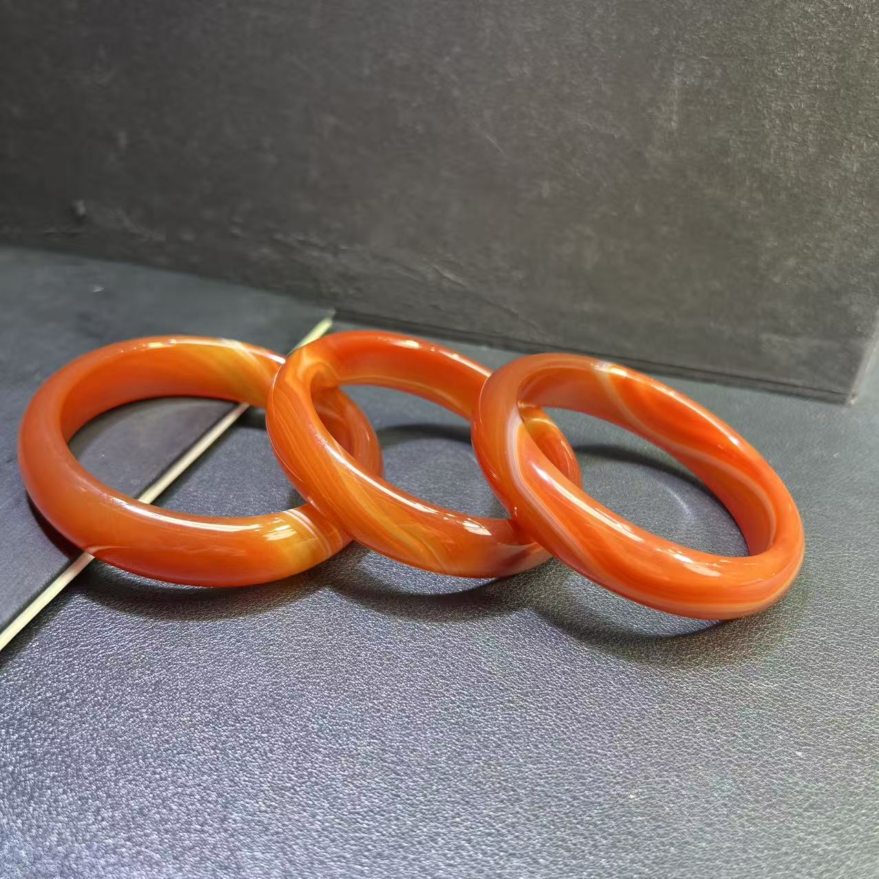 S6322（黑哥）稀世云彩逊克玛瑙红手镯-多样性发其一