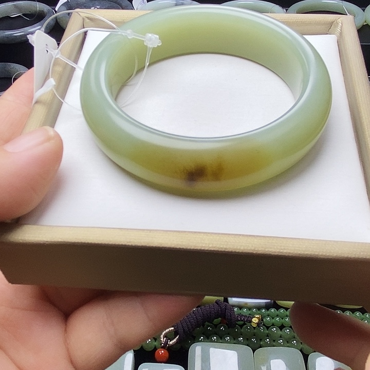 张***师和田玉未镶嵌手镯