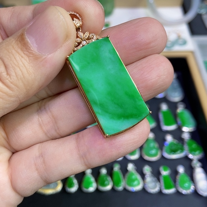 翡翠18K金镶嵌颈饰